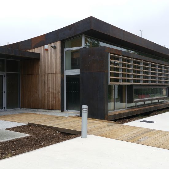 RÉNOVATION ET EXTENSION D’UNE BASE SPORT NATURE ET CONSTRUCTION D’UNE SALLE COMMUNALE À SAINT SULPICE SUR RISLE