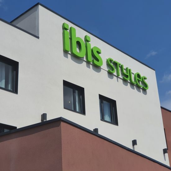 RESTRUCTURATION ET EXTENSION DE L'HÔTEL IBIS STYLES À PETITE FORÊT 